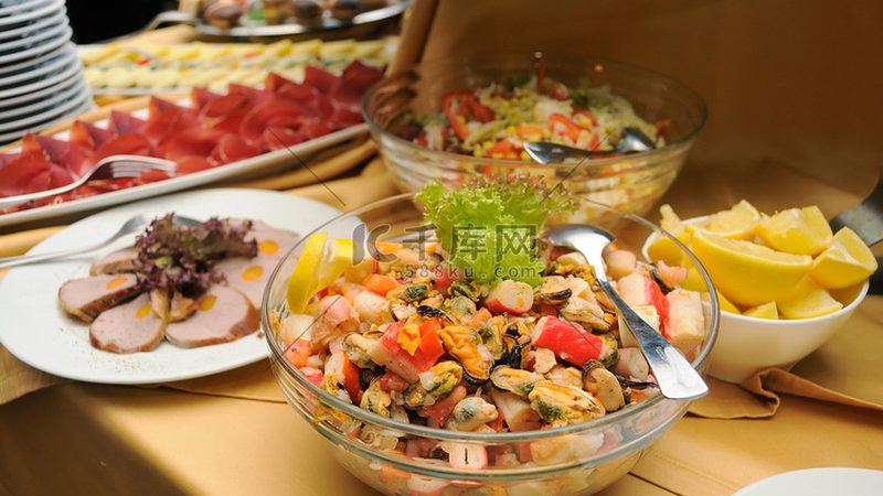 休闲食品批发与超市供货：揭秘两者的本质区别